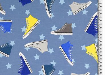 Jersey bedruckt Sneakers auf Jeans